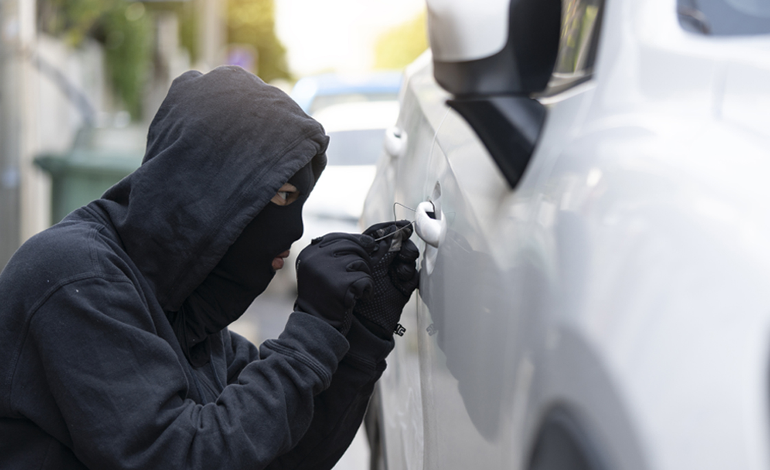 Car theft : Outlaws attacked stealing white cars using skeleton. key is a tamper tool. Car 2017