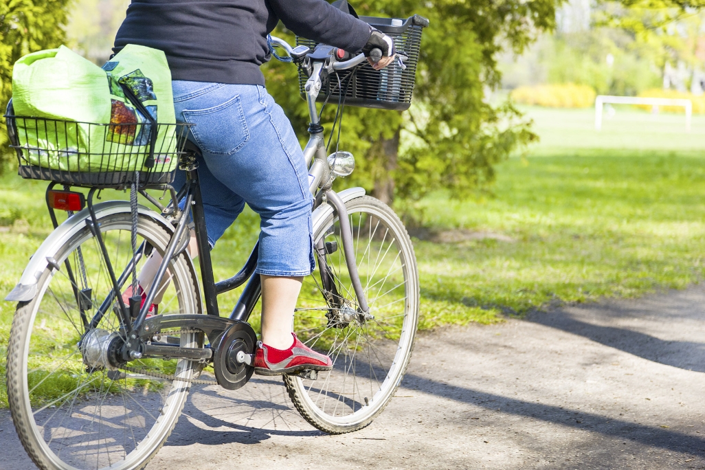 Vrouw op fiets