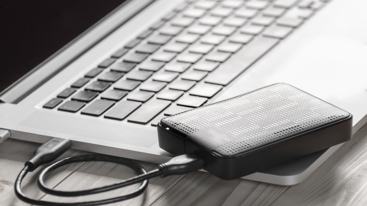 external-hard-disk-and-laptop-computer-picture-id518306744