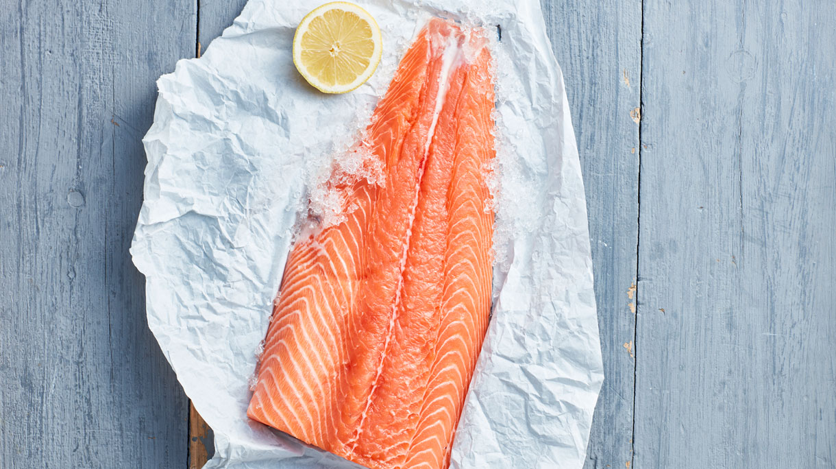 Zalm met citroen liggend op papier