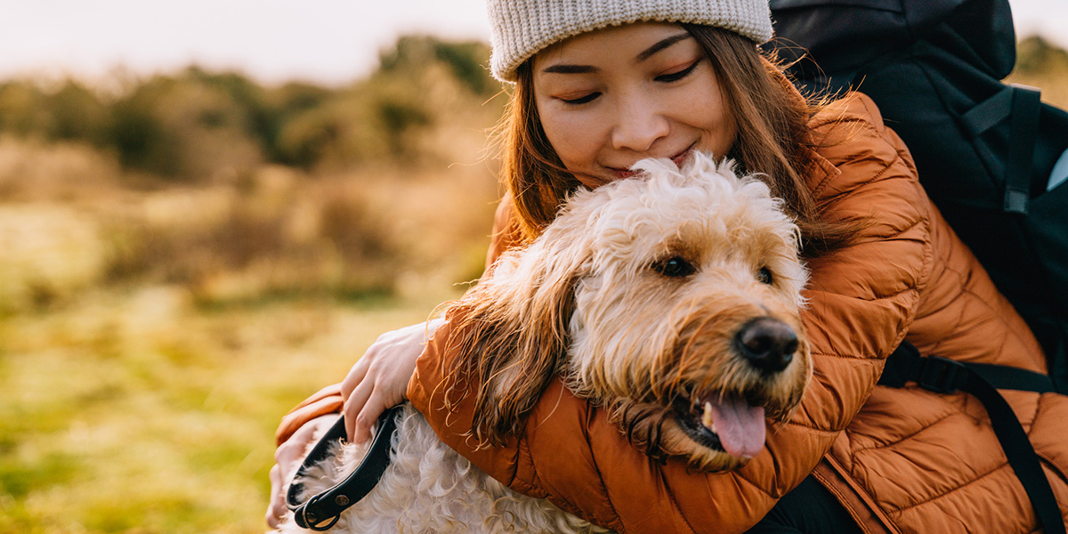 Vrouw met hondje in de herfst