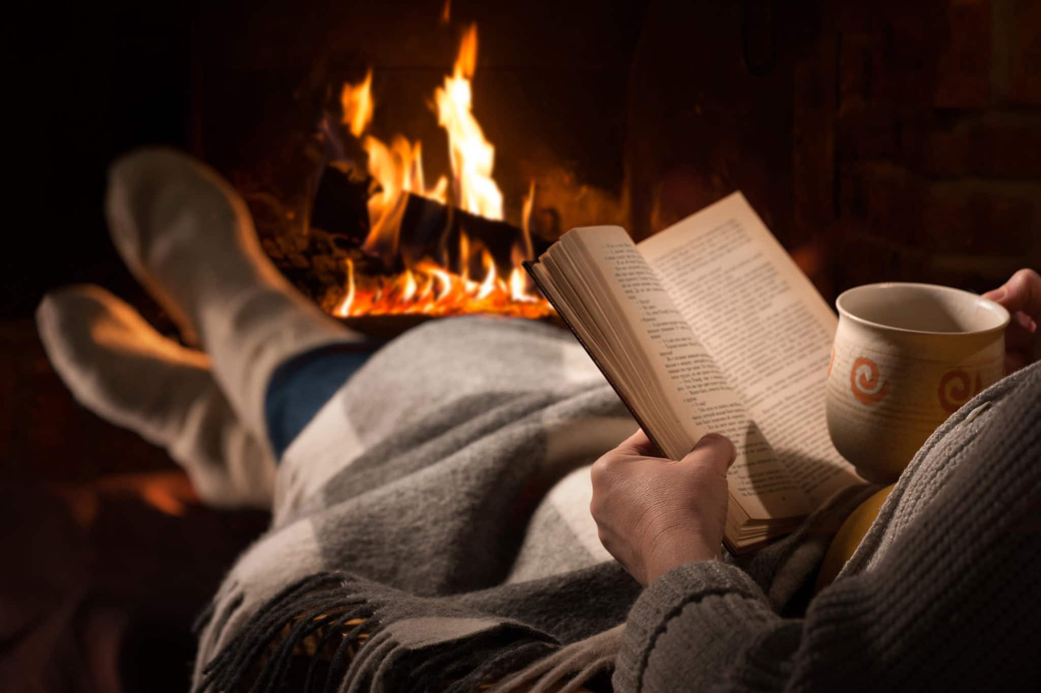boek_lezen_bij_de_openhaard