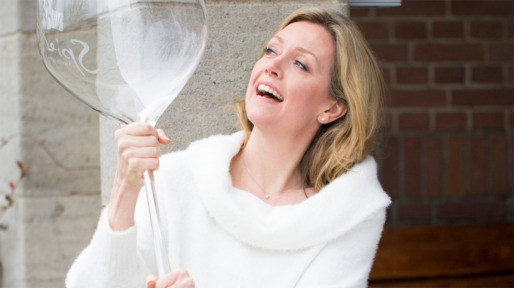 Vrouw met groot wijnglas