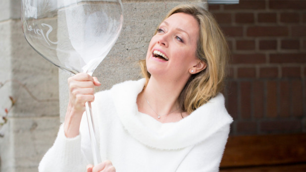 Vrouw met groot wijnglas