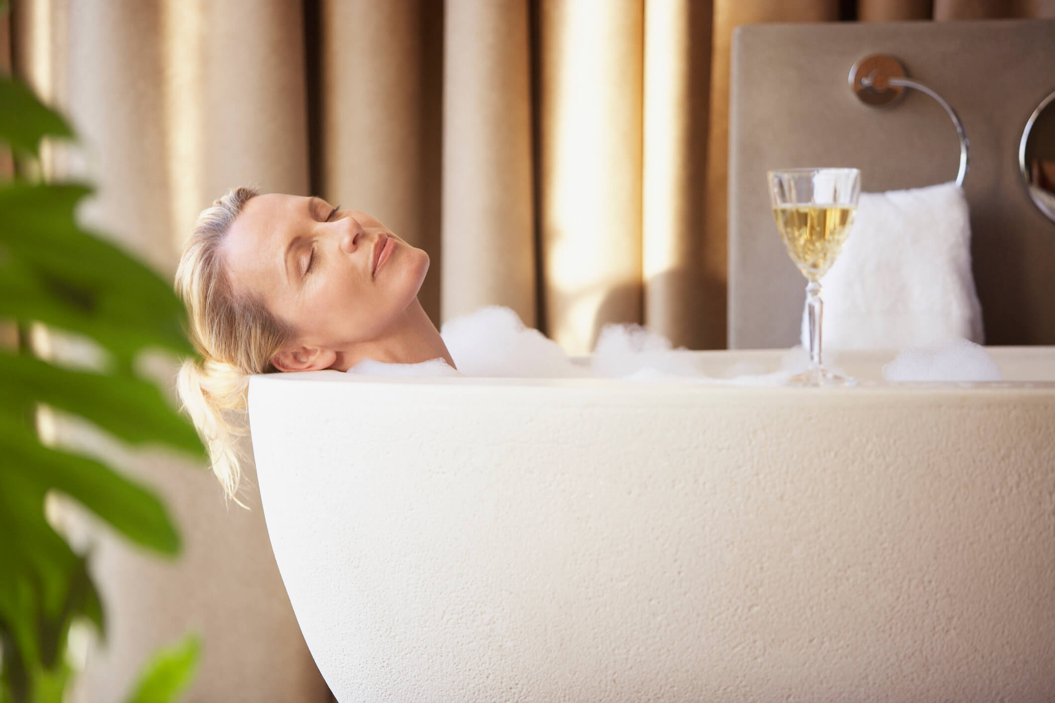 Vrouw ligt lekker in bad te genieten