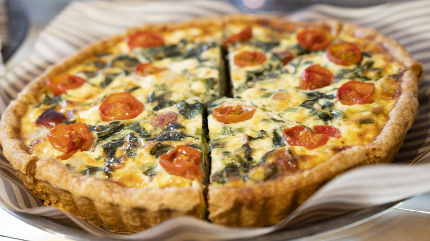 French Quiche with Tomatoand Cheese