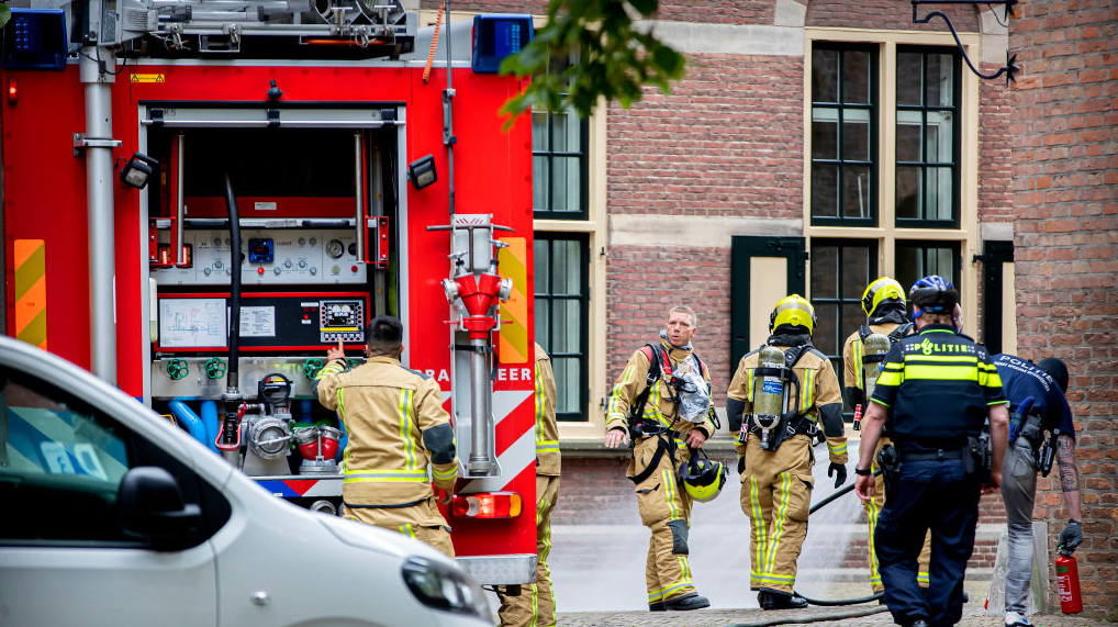 Binnenhof cleared as man threatens to set himself on fire