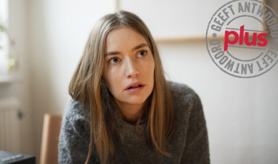 vrouw-stotteren-pol