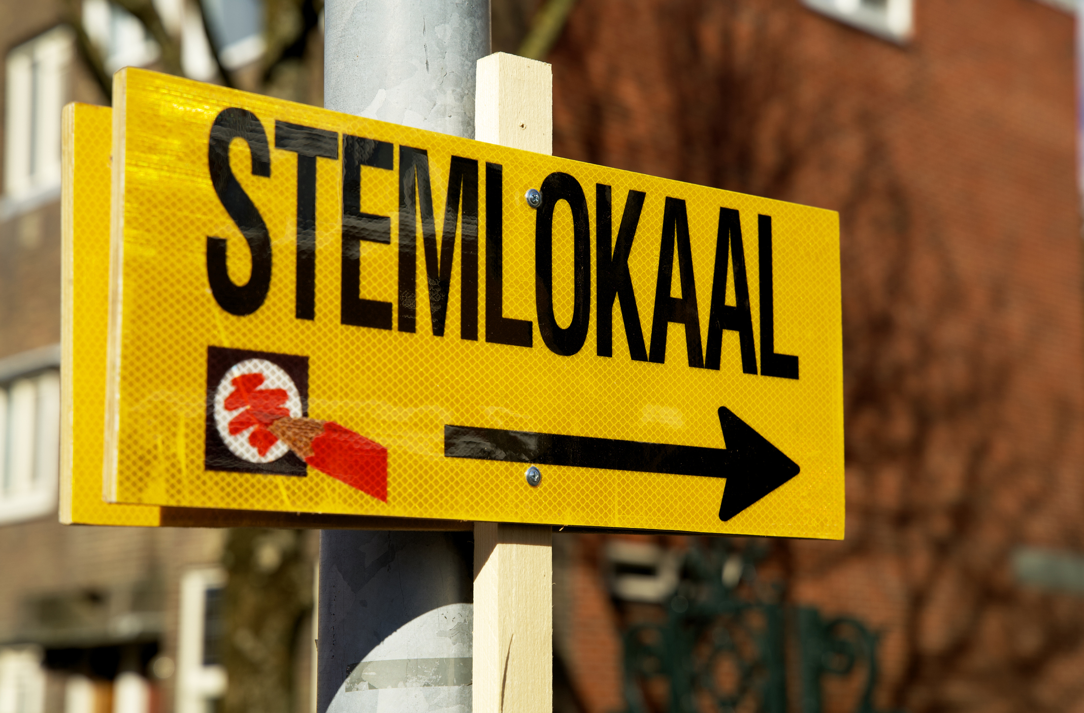 yellow sign referring to the polling station for municipal elections in the Netherlands 2022
