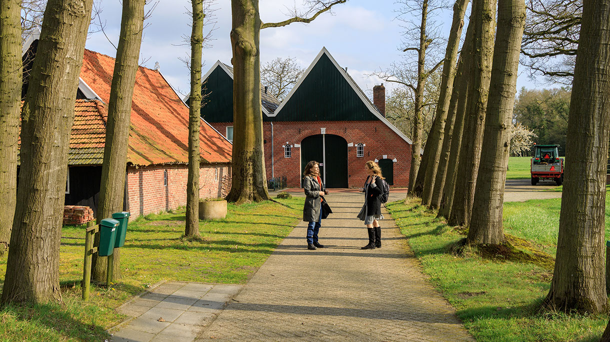 Hella van der Wijst en Erna Ensing