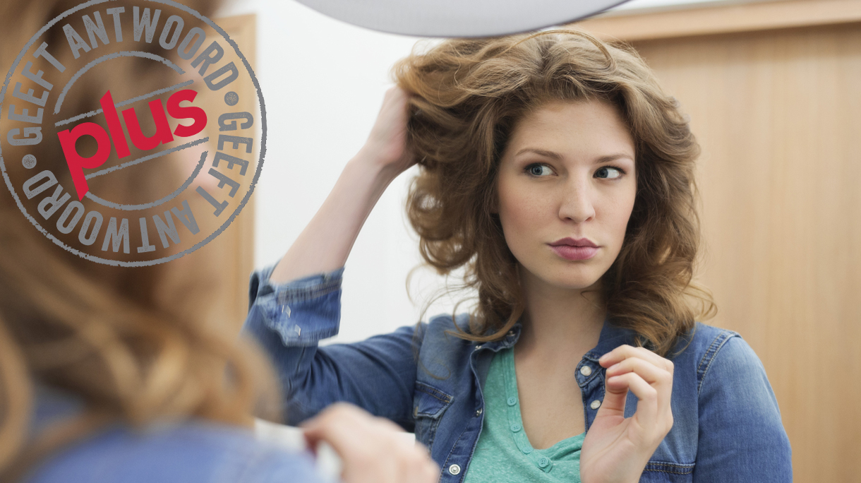 vrouw-hand-haar-pol
