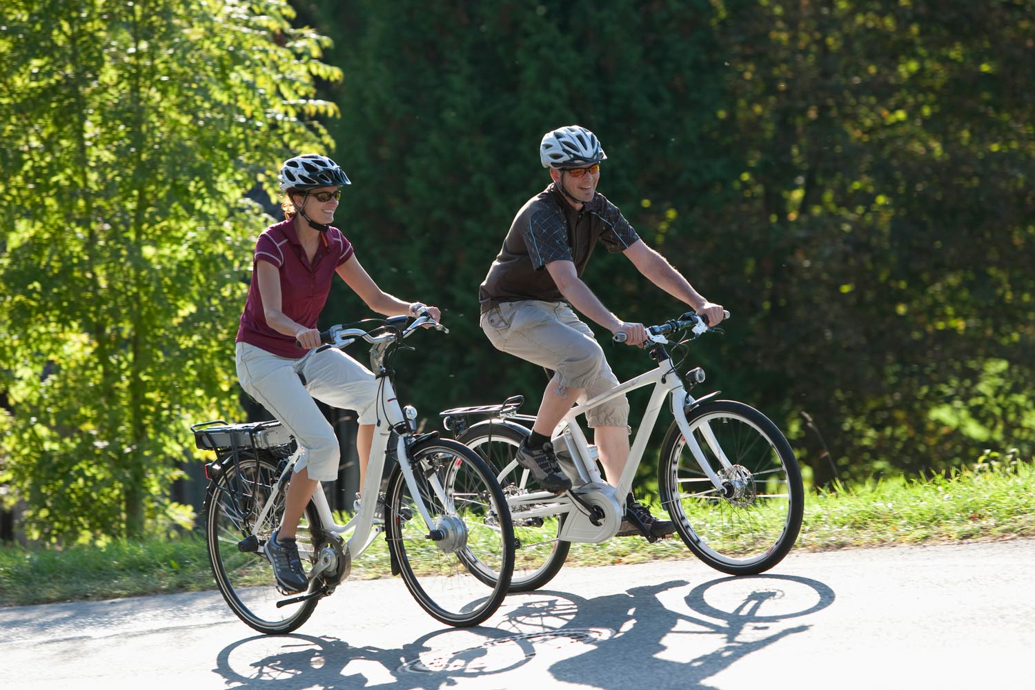 Fietsers op een e-bike