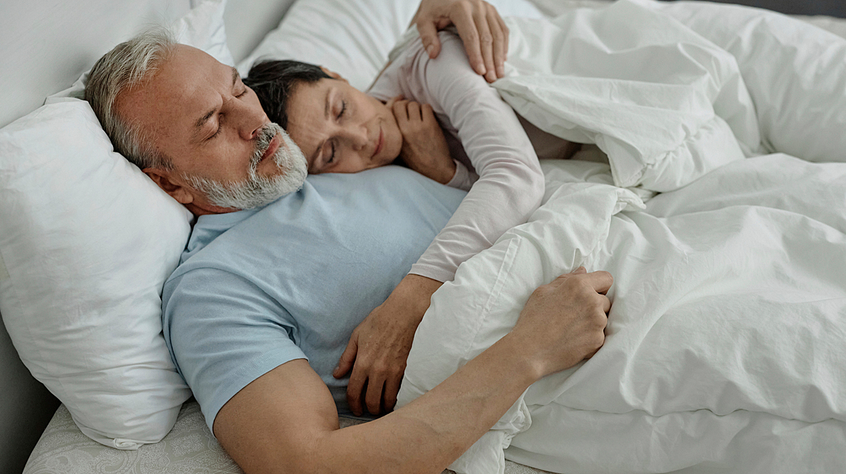 Koppell slapend in bed
