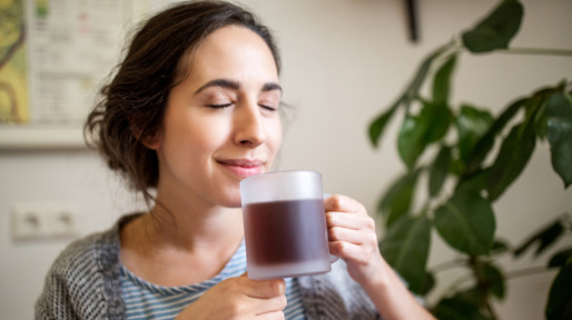 vrouw-drinkt-koffie
