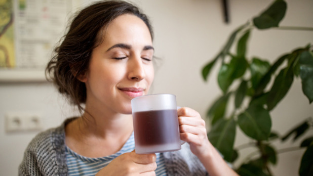 vrouw-drinkt-koffie