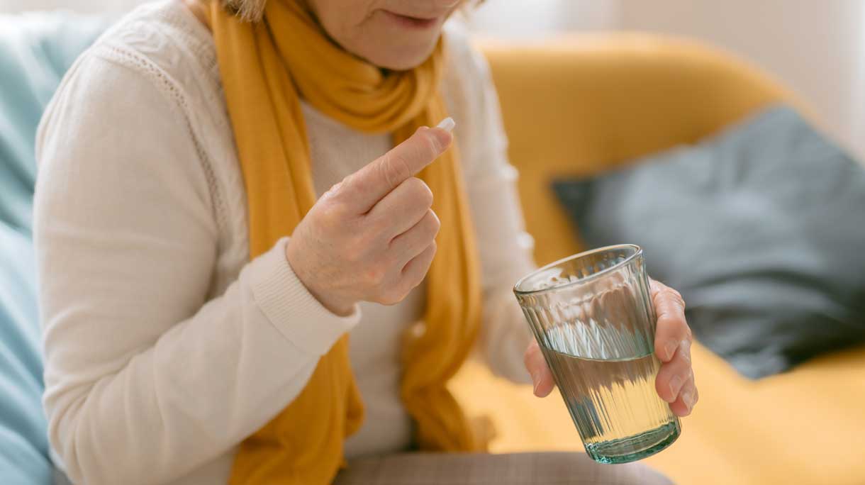 Vrouw neemt pil