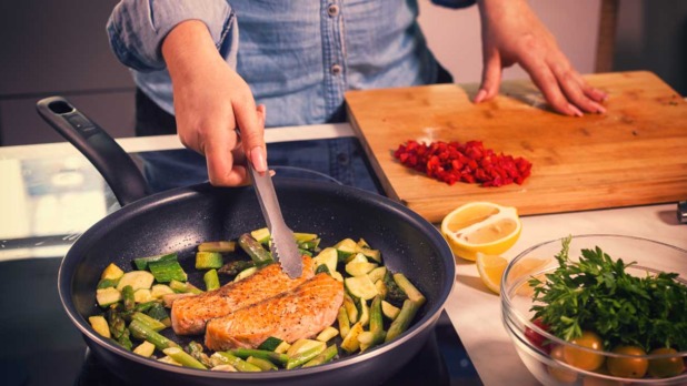 Vrouw bakt zalmfilet