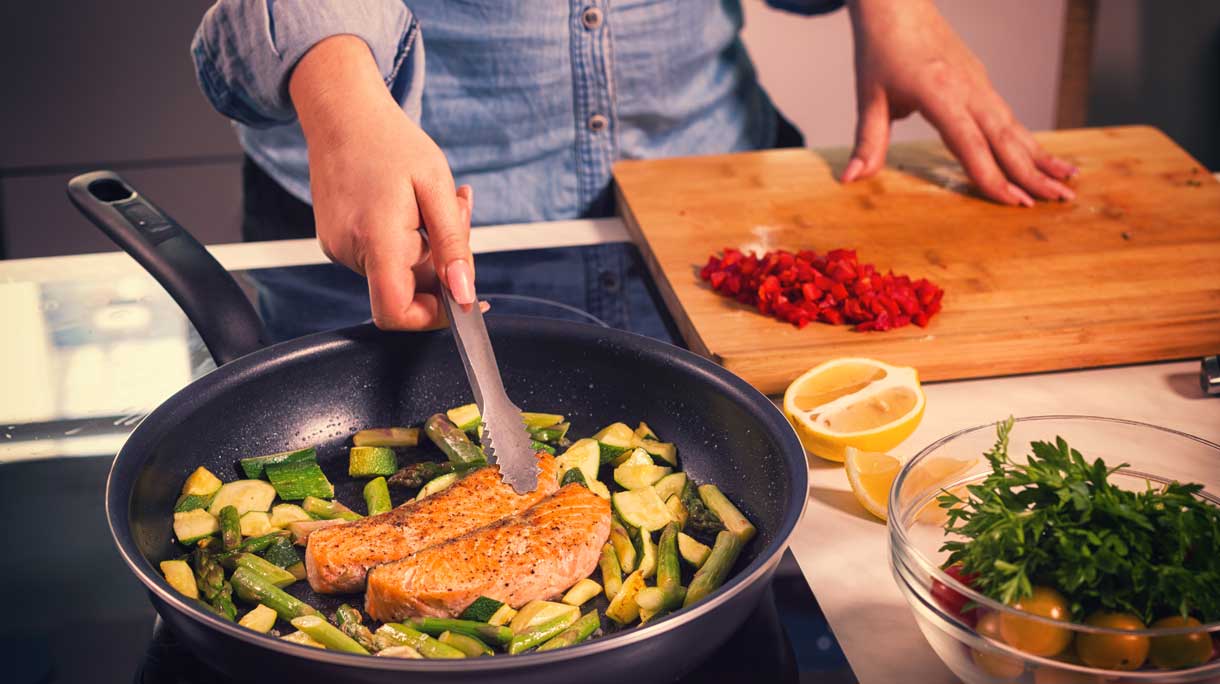 Vrouw bakt zalmfilet