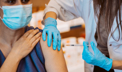 Vrouw krijgt vaccinatie in bovenarm