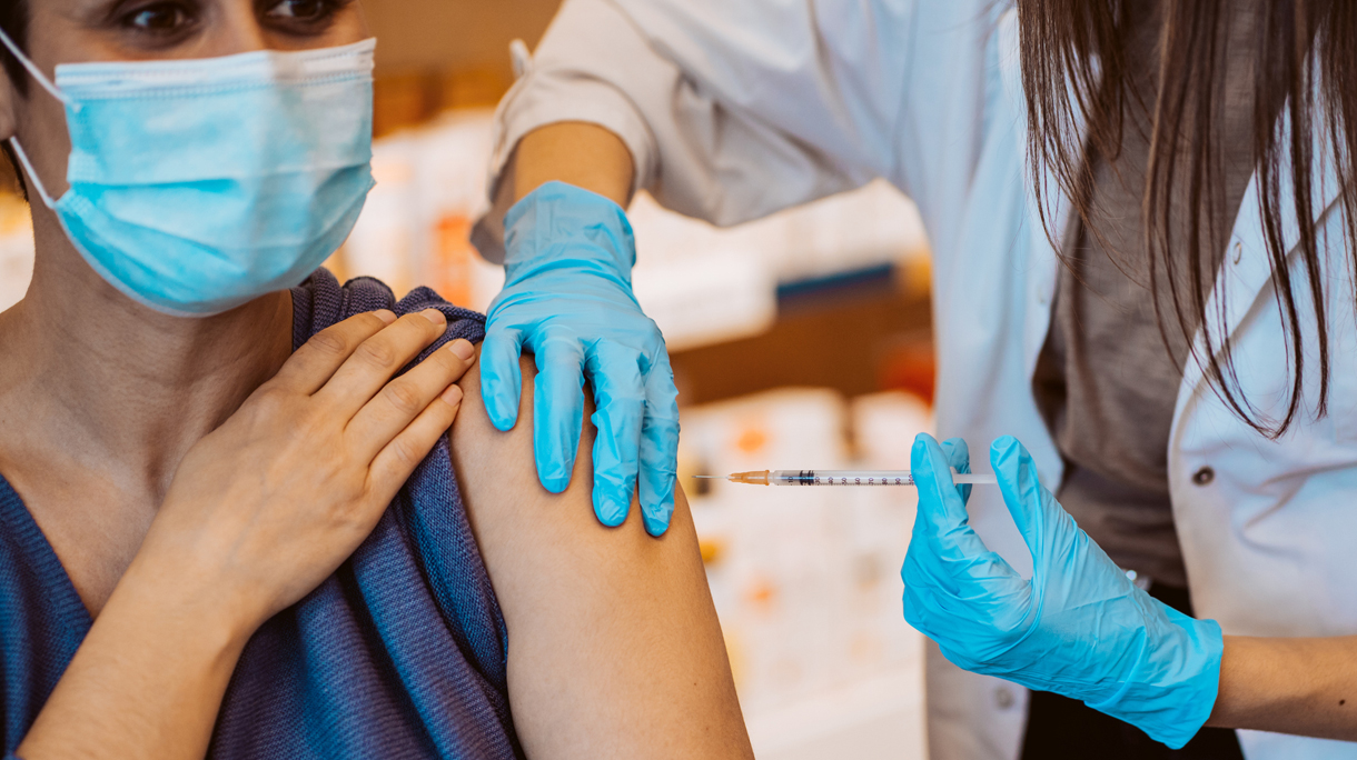 Vrouw krijgt vaccinatie in bovenarm