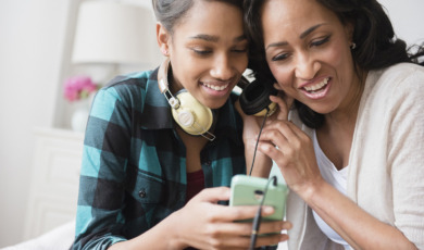 Moeder dochter luisteren smartphone muziek
