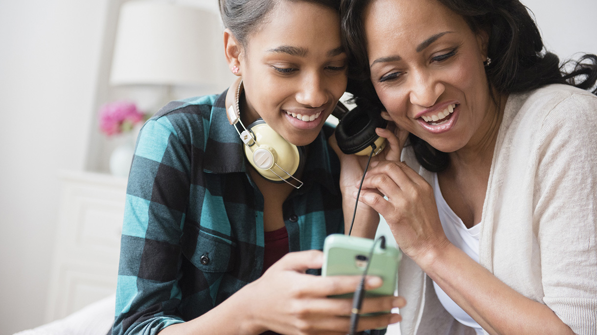 Moeder dochter luisteren smartphone muziek
