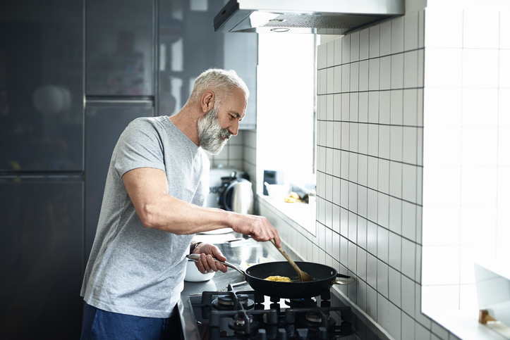 Man aan het koken