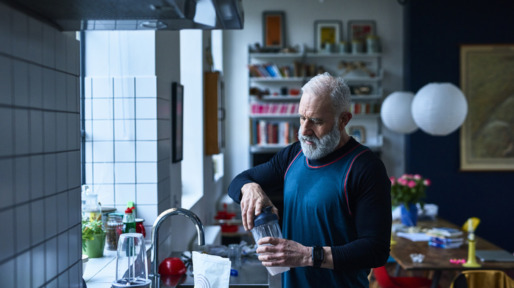 Man aan het koken