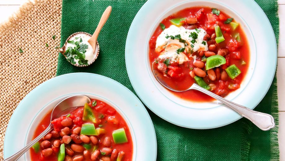Bruine bonenchili met kruidentopping