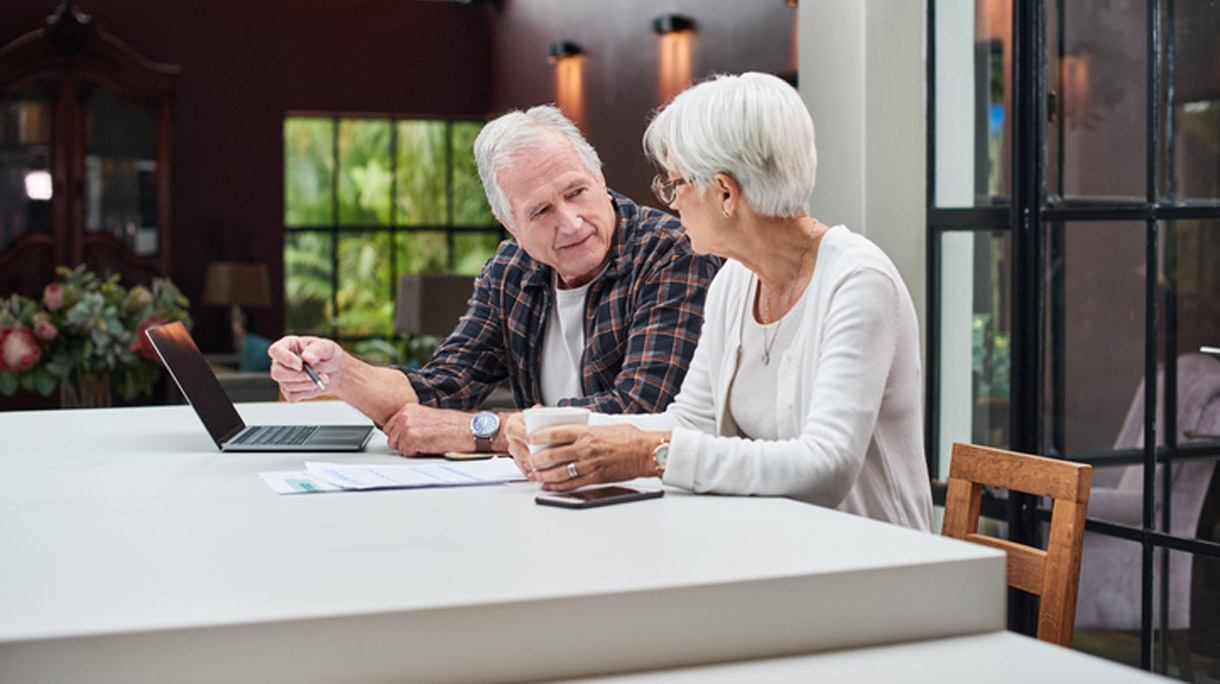 man en vrouw schrijven testament