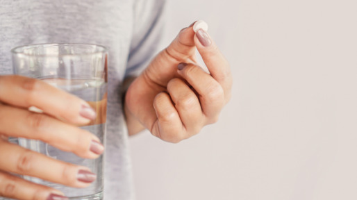 Vrouw slikt medicijnen