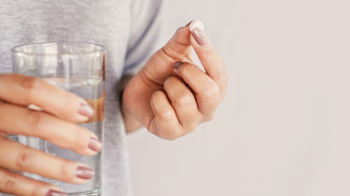 Vrouw slikt medicijnen