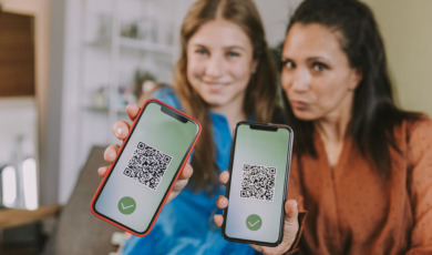 Twee dames tonen hun QR code