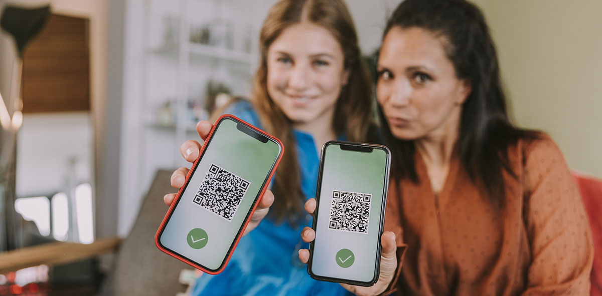 Twee dames tonen hun QR code