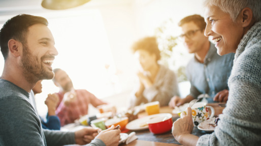 Familie vrolijk om de tafel