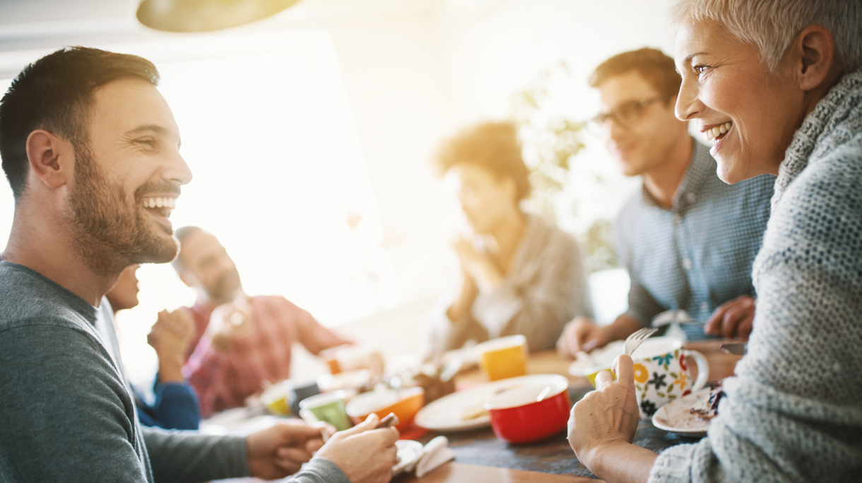 Familie vrolijk om de tafel