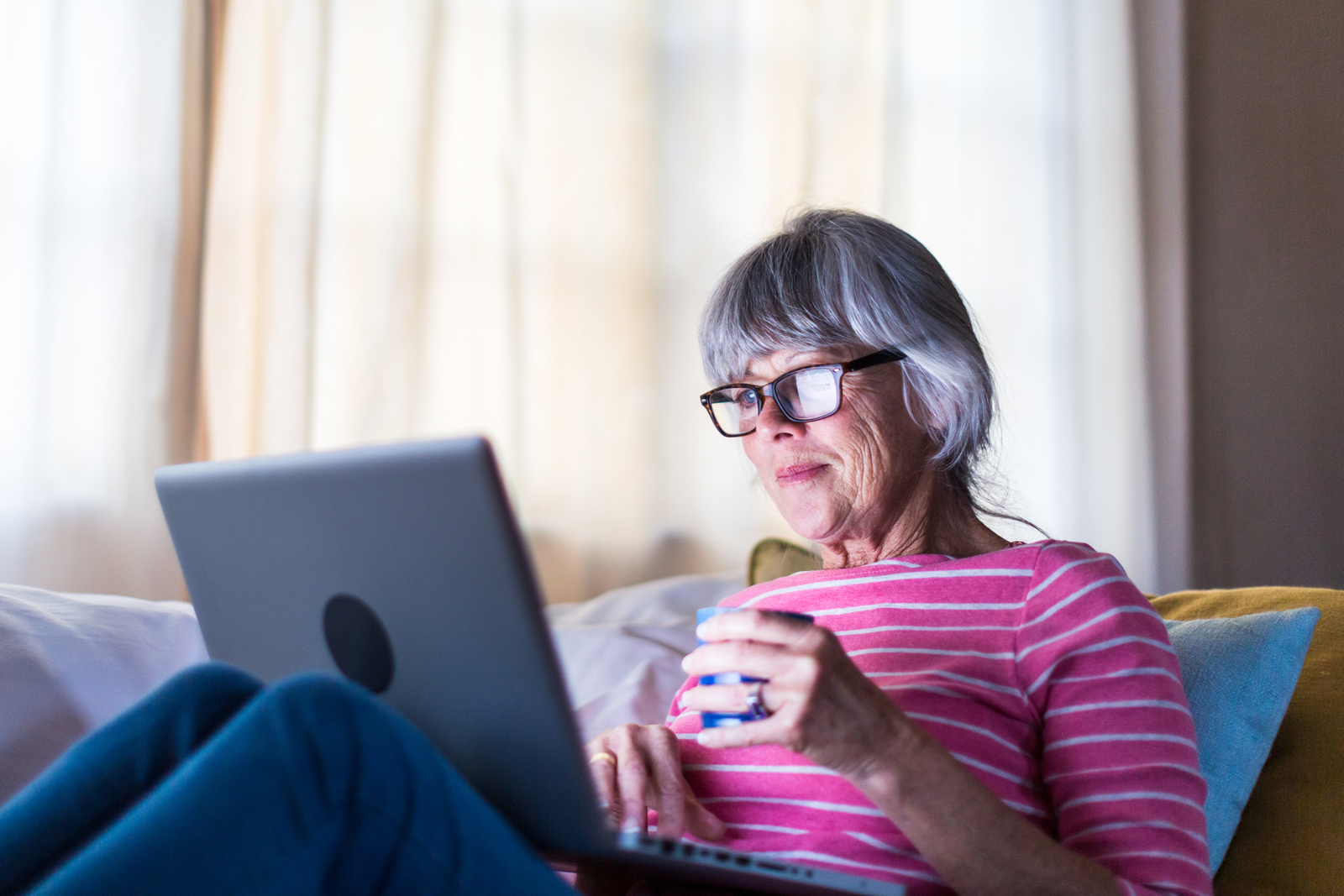oudere dame gebruikt sociale media
