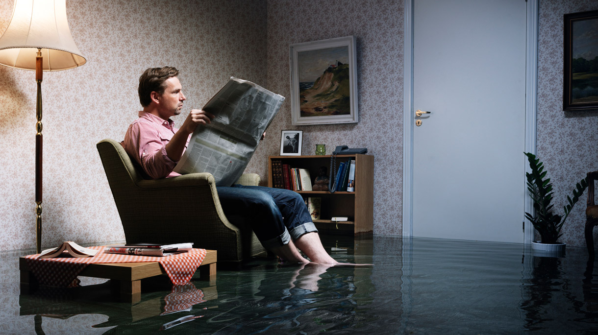 man in overstroomd huis