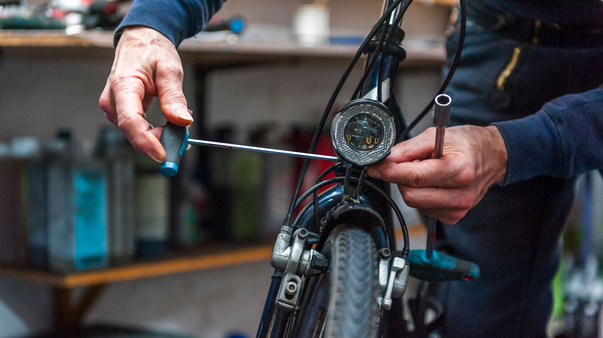 Fietsenmaker stelt fietslamp af