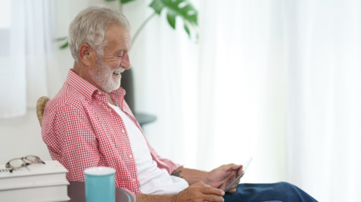 Man leest op tablet
