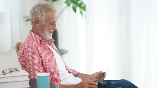 Man leest op tablet