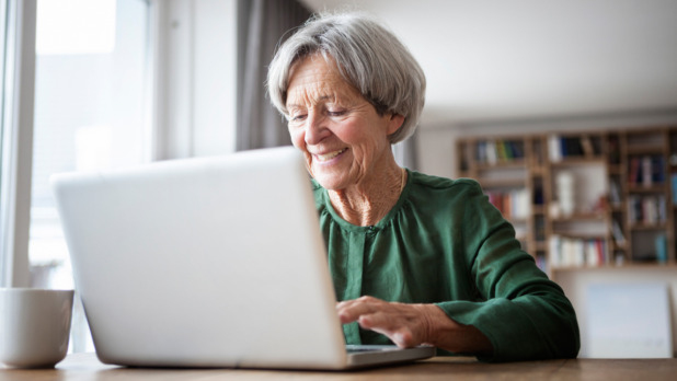 Vrouw achter laptop
