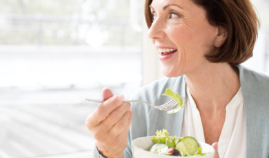 Vrouw eet salade