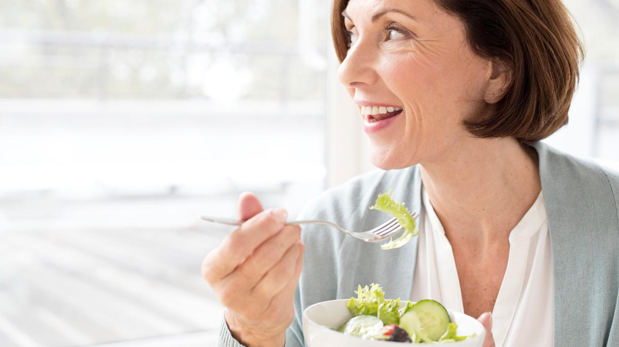 Vrouw eet salade