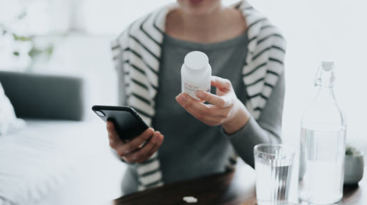 Vrouw met pot medicijnen