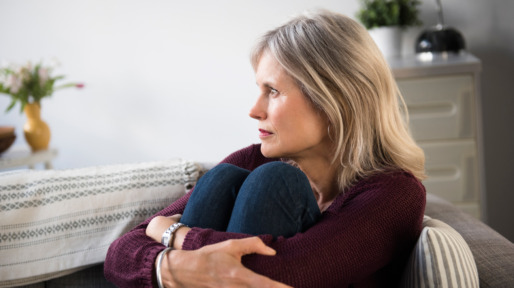 Vrouw somber op bank