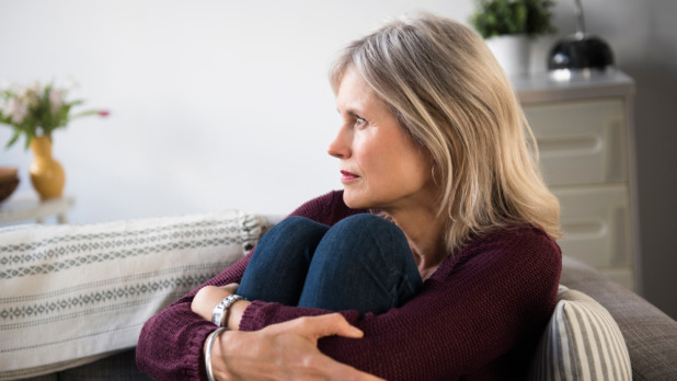 Vrouw somber op bank