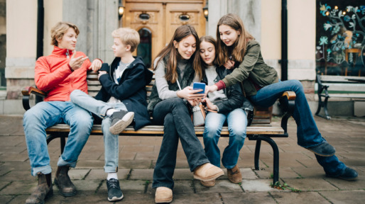 Groep tieners op een bankje