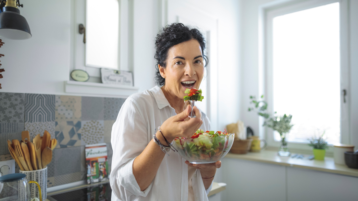 Vrouw eet gezond tijdens de overgang