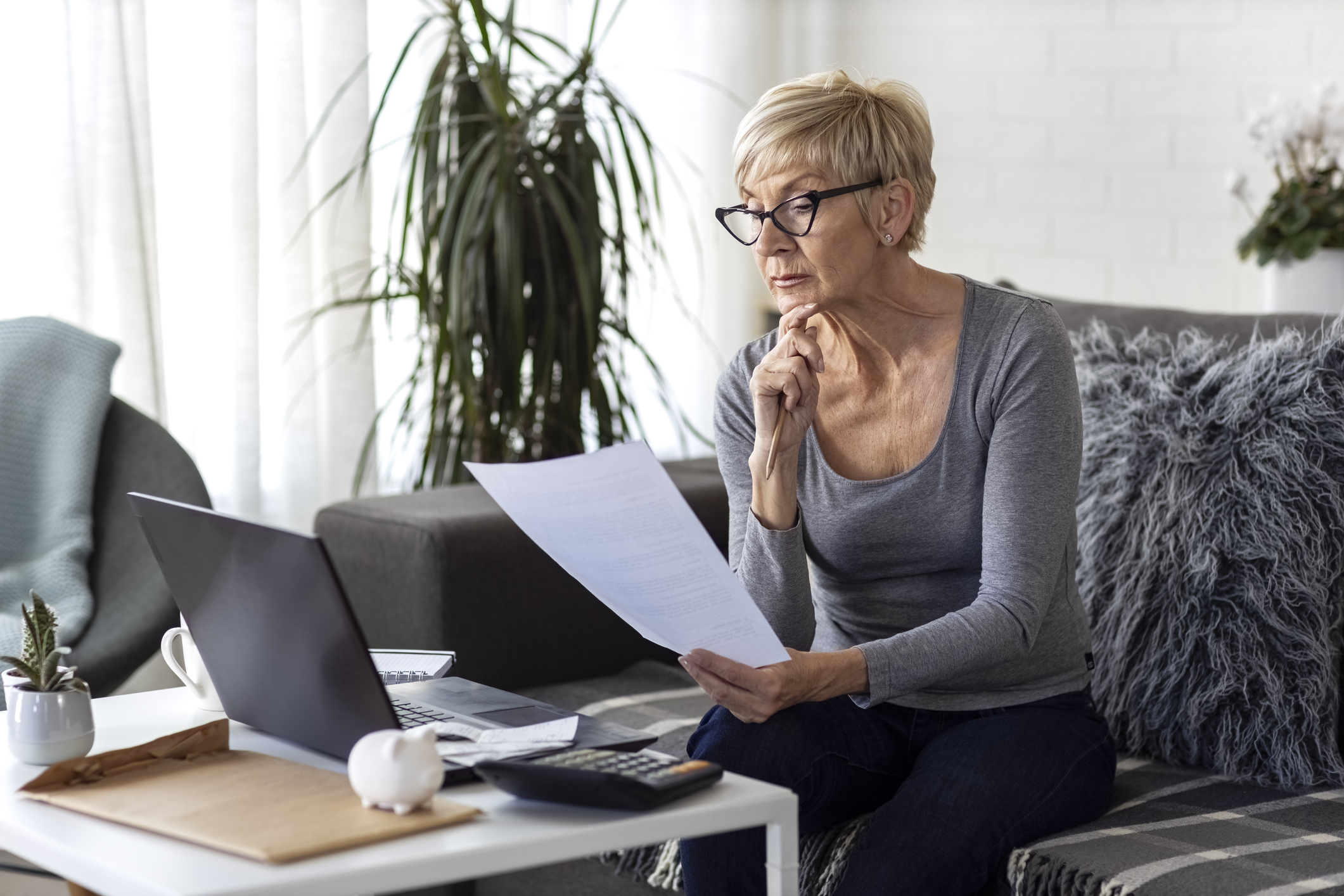 Nadenken oudere dame vrouw senior denken